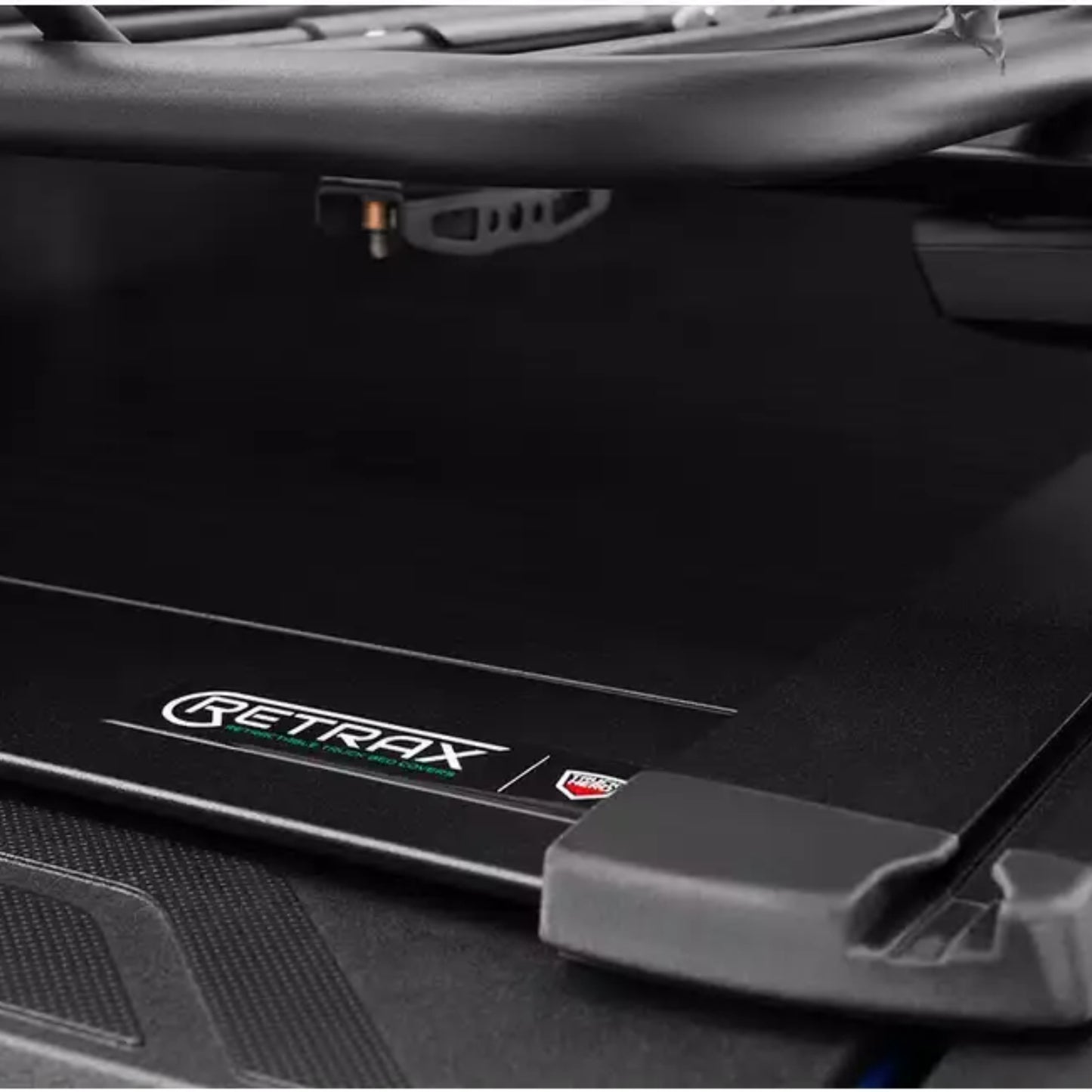 Couvre-tonneau rétractable à toit rigide pour cabine double Ford F-150 5'7'' 2015-2024 RetraxOne XR