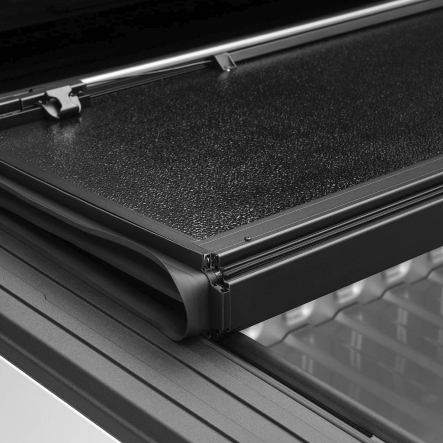 Chevrolet/GMC Rigid Folding Cover 5'8'' Double Cab Mod. 2019+ BAKflip G2